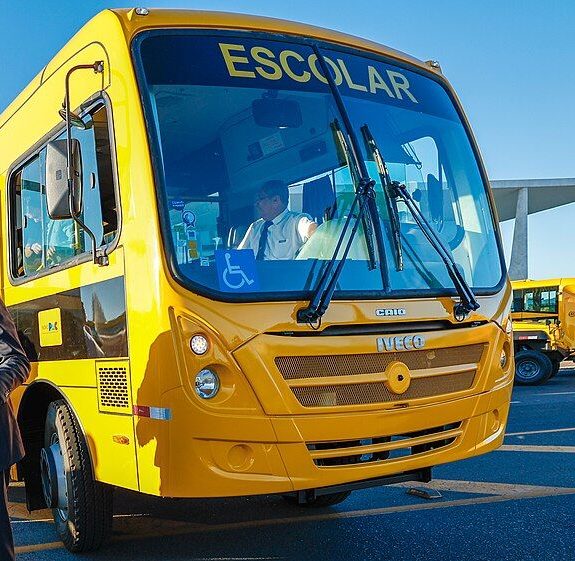 Ônibus escolar amarelo